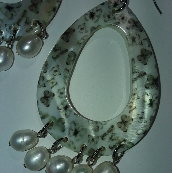 Butterfly bohemian dangle earrings with pearl drop - Picture 2 of 3